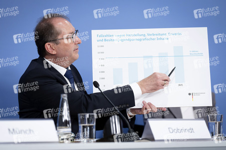Bundespressekonferenz 'Bundeslagebild Sexualdelikte zum Nachteil von Kindern und Jugendlichen 2025' in Berlin