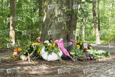 Trauer nach dem Anschlag auf die Feiern des 48. Berliner Christopher Street Day in Berlin