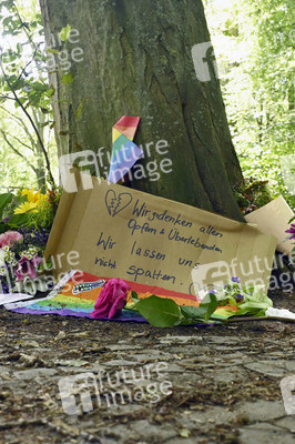 Trauer nach dem Anschlag auf die Feiern des 48. Berliner Christopher Street Day in Berlin