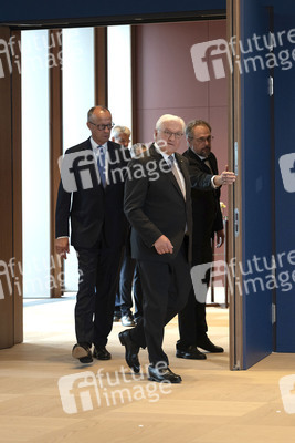 Aushändigung von Entlassungs- und Ernennungsurkunden durch den Bundespräsidenten in Berlin