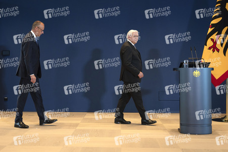 Aushändigung von Entlassungs- und Ernennungsurkunden durch den Bundespräsidenten in Berlin