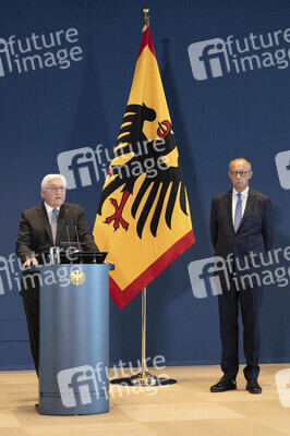 Aushändigung von Entlassungs- und Ernennungsurkunden durch den Bundespräsidenten in Berlin