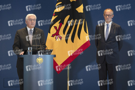 Aushändigung von Entlassungs- und Ernennungsurkunden durch den Bundespräsidenten in Berlin
