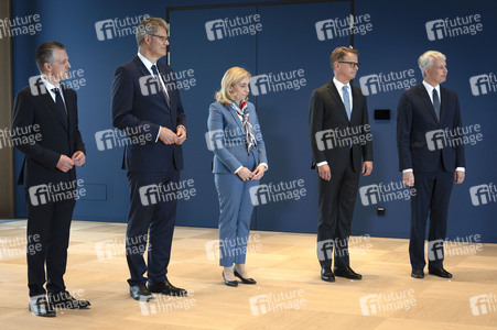Aushändigung von Entlassungs- und Ernennungsurkunden durch den Bundespräsidenten in Berlin