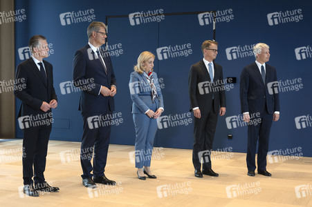 Aushändigung von Entlassungs- und Ernennungsurkunden durch den Bundespräsidenten in Berlin