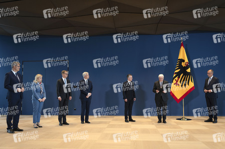 Aushändigung von Entlassungs- und Ernennungsurkunden durch den Bundespräsidenten in Berlin