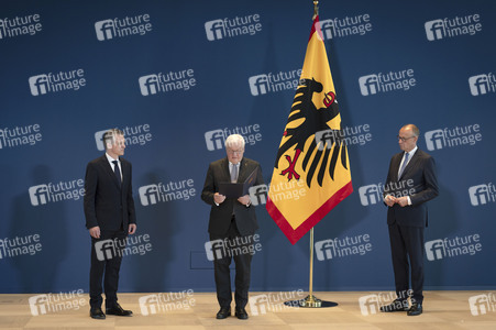 Aushändigung von Entlassungs- und Ernennungsurkunden durch den Bundespräsidenten in Berlin