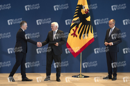 Aushändigung von Entlassungs- und Ernennungsurkunden durch den Bundespräsidenten in Berlin