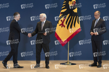 Aushändigung von Entlassungs- und Ernennungsurkunden durch den Bundespräsidenten in Berlin