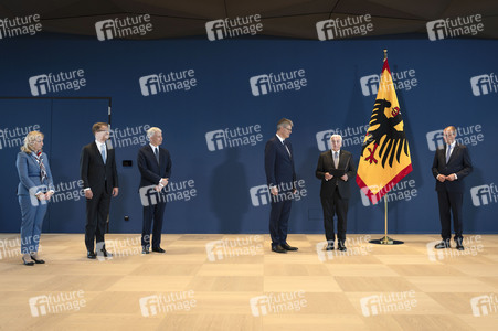 Aushändigung von Entlassungs- und Ernennungsurkunden durch den Bundespräsidenten in Berlin