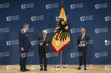 Aushändigung von Entlassungs- und Ernennungsurkunden durch den Bundespräsidenten in Berlin