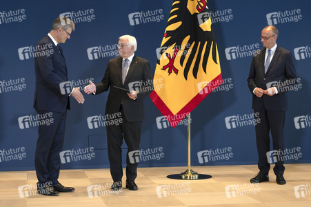 Aushändigung von Entlassungs- und Ernennungsurkunden durch den Bundespräsidenten in Berlin