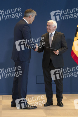 Aushändigung von Entlassungs- und Ernennungsurkunden durch den Bundespräsidenten in Berlin