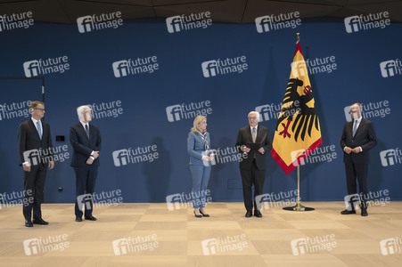 Aushändigung von Entlassungs- und Ernennungsurkunden durch den Bundespräsidenten in Berlin