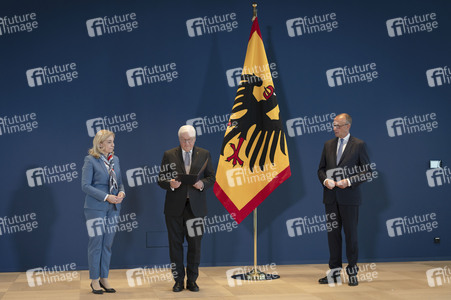 Aushändigung von Entlassungs- und Ernennungsurkunden durch den Bundespräsidenten in Berlin