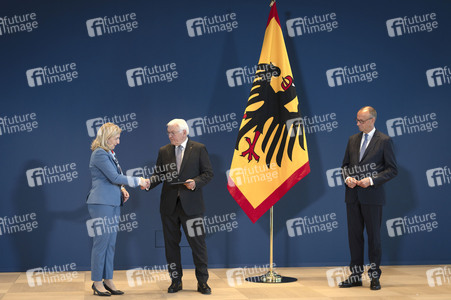 Aushändigung von Entlassungs- und Ernennungsurkunden durch den Bundespräsidenten in Berlin