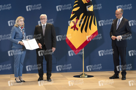 Aushändigung von Entlassungs- und Ernennungsurkunden durch den Bundespräsidenten in Berlin