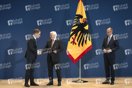 Aushändigung von Entlassungs- und Ernennungsurkunden durch den Bundespräsidenten in Berlin