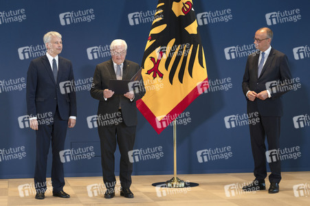 Aushändigung von Entlassungs- und Ernennungsurkunden durch den Bundespräsidenten in Berlin