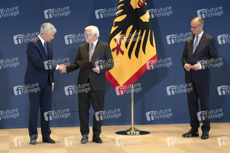 Aushändigung von Entlassungs- und Ernennungsurkunden durch den Bundespräsidenten in Berlin