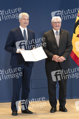 Aushändigung von Entlassungs- und Ernennungsurkunden durch den Bundespräsidenten in Berlin