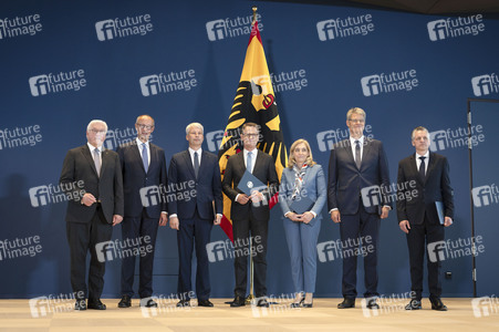 Aushändigung von Entlassungs- und Ernennungsurkunden durch den Bundespräsidenten in Berlin