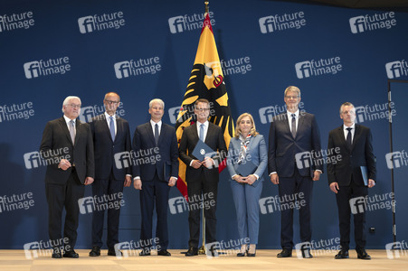 Aushändigung von Entlassungs- und Ernennungsurkunden durch den Bundespräsidenten in Berlin