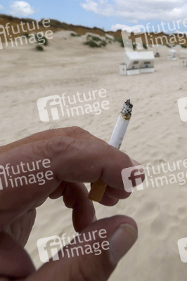 Symbolfoto Rauchen am Strand