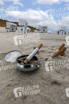 Symbolfoto Rauchen am Strand