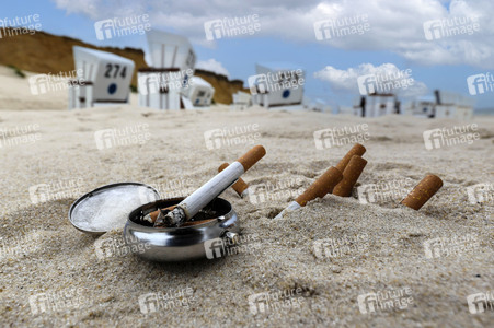Symbolfoto Rauchen am Strand
