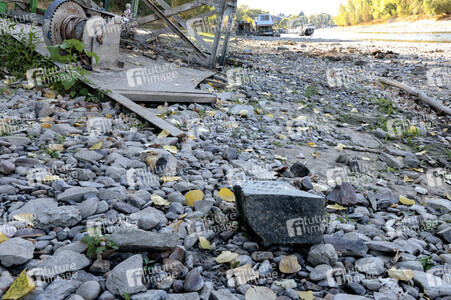 Historisches Niedrigwasser im Rhein bei Bornheim