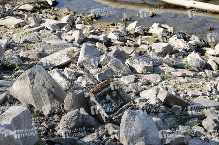 Historisches Niedrigwasser im Rhein bei Bornheim