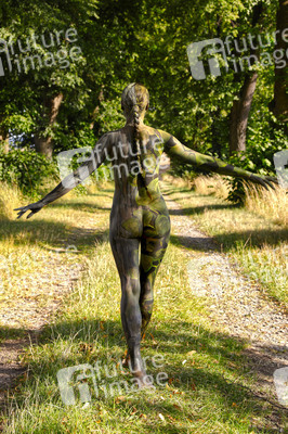 NATURE ART: Lindenallee / Linden Avenue Bodypainting