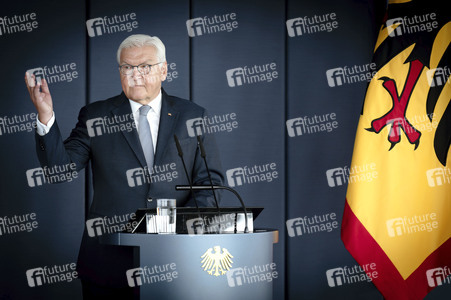 Symbolische Schlüsselübergabe an den Bundespräsidenten für den Amtssitz am Spreebogen in Berlin