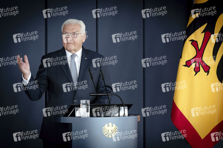Symbolische Schlüsselübergabe an den Bundespräsidenten für den Amtssitz am Spreebogen in Berlin