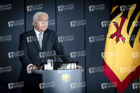Symbolische Schlüsselübergabe an den Bundespräsidenten für den Amtssitz am Spreebogen in Berlin