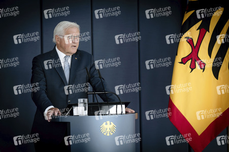 Symbolische Schlüsselübergabe an den Bundespräsidenten für den Amtssitz am Spreebogen in Berlin
