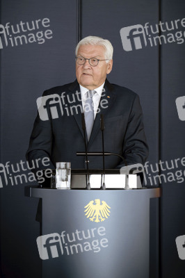 Symbolische Schlüsselübergabe an den Bundespräsidenten für den Amtssitz am Spreebogen in Berlin