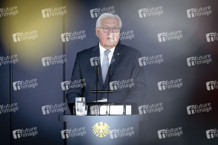 Symbolische Schlüsselübergabe an den Bundespräsidenten für den Amtssitz am Spreebogen in Berlin