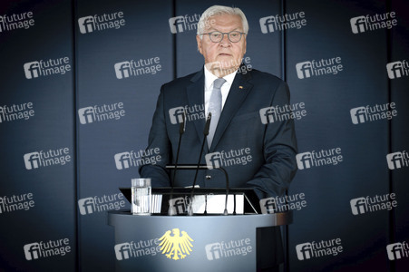 Symbolische Schlüsselübergabe an den Bundespräsidenten für den Amtssitz am Spreebogen in Berlin