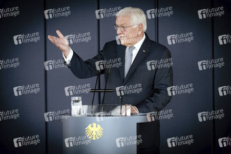 Symbolische Schlüsselübergabe an den Bundespräsidenten für den Amtssitz am Spreebogen in Berlin