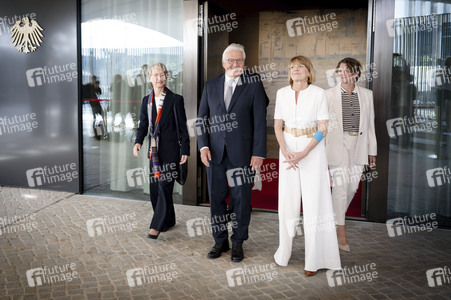 Symbolische Schlüsselübergabe an den Bundespräsidenten für den Amtssitz am Spreebogen in Berlin