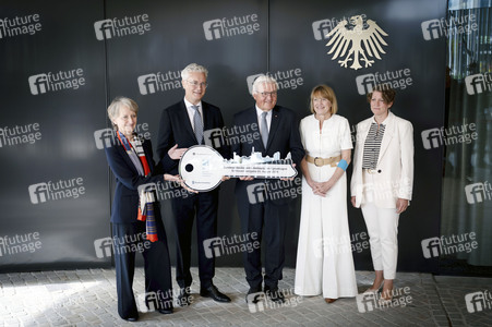 Symbolische Schlüsselübergabe an den Bundespräsidenten für den Amtssitz am Spreebogen in Berlin