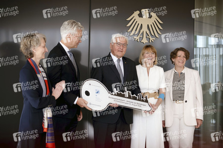 Symbolische Schlüsselübergabe an den Bundespräsidenten für den Amtssitz am Spreebogen in Berlin