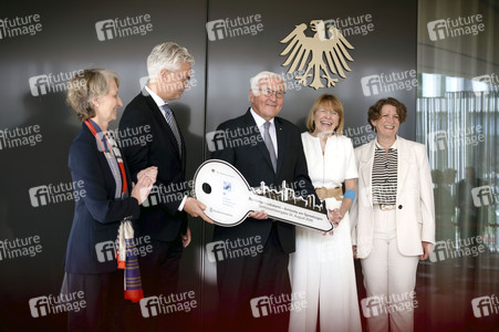 Symbolische Schlüsselübergabe an den Bundespräsidenten für den Amtssitz am Spreebogen in Berlin