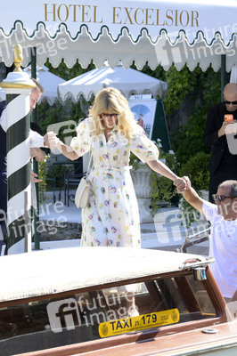 Abfahrt von Laura Dern vom Hotel Excelsior, Internationale Filmfestspiele von Venedig 2026