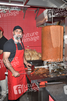 Eröffnung vom veganen Dönerladen 'Döner Pro' von Frederick Lau in Berlin