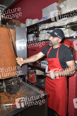 Eröffnung vom veganen Dönerladen 'Döner Pro' von Frederick Lau in Berlin