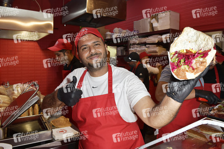 Eröffnung vom veganen Dönerladen 'Döner Pro' von Frederick Lau in Berlin