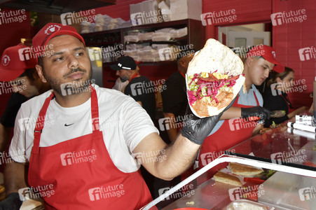 Eröffnung vom veganen Dönerladen 'Döner Pro' von Frederick Lau in Berlin